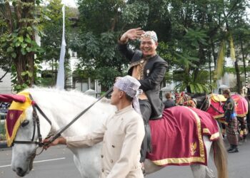 Serasa di Jaman Kerajaan Sunda, Kang DS Kenakan Baju Pangeran Padjadjaran dan Berkuda