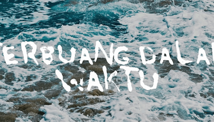 Terbuang Dalam Waktu: Lagu yang Membungkus Cinta dan Kehilangan dalam Film SORE