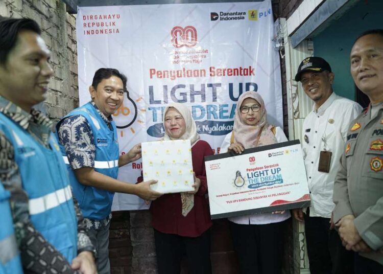 Keluarga Prasejahtera di Jabar Nikmati Sambungan Listrik Gratis Lewat Program LUTD