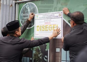 Diduga Tak Kantongi Izin, Proyek Perumahan di Gumuruh Disegel Pemkot Bandung