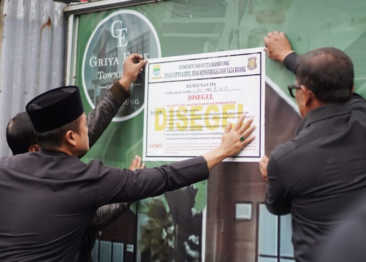 Diduga Tak Kantongi Izin, Proyek Perumahan di Gumuruh Disegel Pemkot Bandung