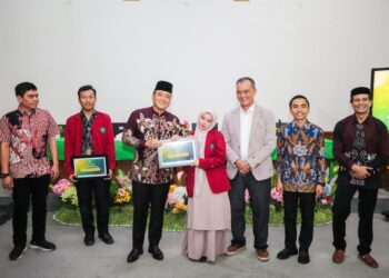 Pemkot Bandung Salurkan Bansos RMP Mahasiswa, Penerima: Terima Kasih, Beban Orang Tua Berkurang