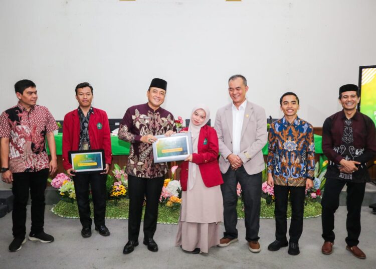 Pemkot Bandung Salurkan Bansos RMP Mahasiswa, Penerima: Terima Kasih, Beban Orang Tua Berkurang