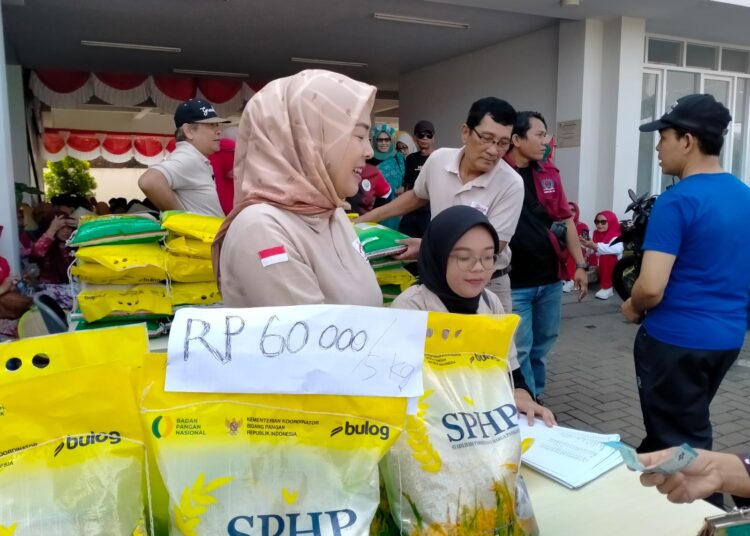 Beras Murah Koperasi Merah Putih Diserbu Warga di Perayaan HJKB ke-215
