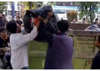 Demo Plus Pungut Sampah! Mahasiswa Kalsel Tunjukkan Teladan Baru