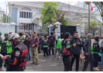 Ojol, Warga, TNI-Polri Kompak Bersihkan Sisa Aksi di Bandung