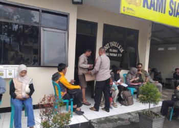 Wujudkan Pelayanan SKCK, Polisi Sajikan Air, Roti dan Hiburan Wayang Golek