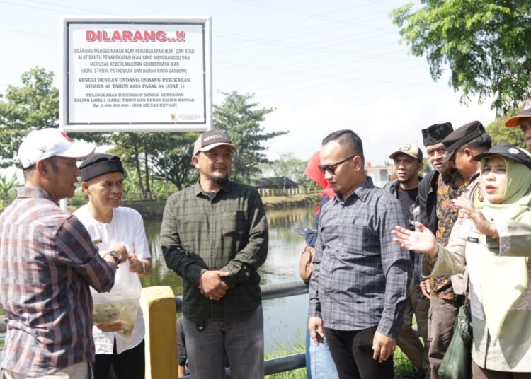 Dispakan Kabupaten Bandung Tebar Benih Ikan di Situ Bugel Cibiru Hilir Cileunyi