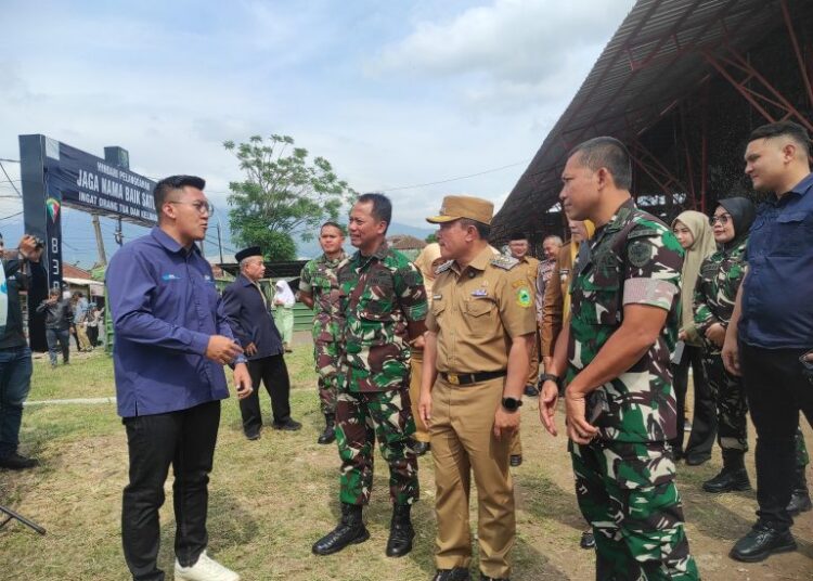Yonif TP 839/SA Gelar Baksos di Pasar Rakyat Cilimus Kuningan, Bagikan Sembako, Cek Kesehatan Gratis dan Khitanan