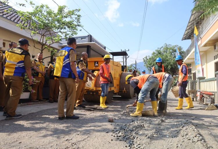 Warga Pedesaan Semringah, 10 Tahun Jalan Rusak di Sumurwiru Kuningan Akhirnya Diperbaiki