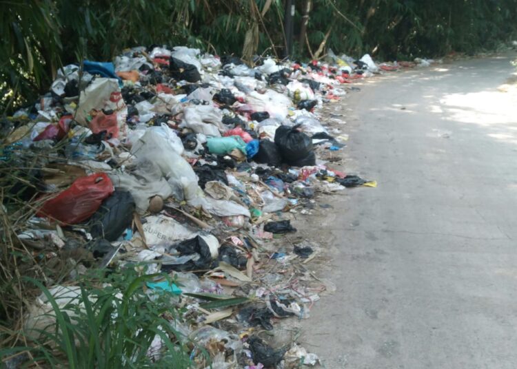Sampah Dibiarkan Menumpuk di Pinggir Jalan Garung Cilengkrang