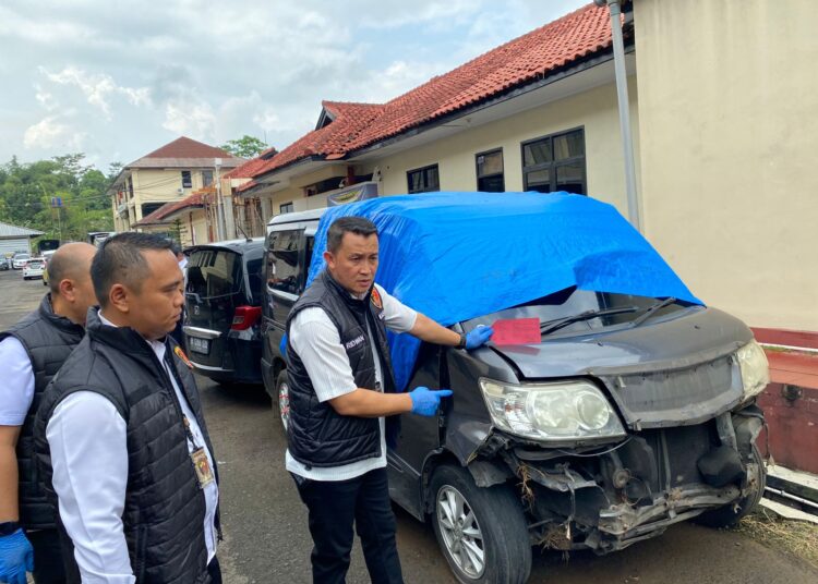 Warga dan Polisi Kejar Pelaku Curanmor, Mobil Pelaku Berakhir Tabrak Pohon di Pangandaran