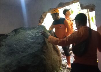 Batu Besar Jebol Rumah di Padakembang Tasikmalaya, Tim BPBD Lakukan Evakuasi