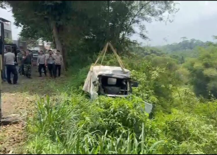 Kurang Menguasai Jalan Menikung, Kendaraan Pembawa MBG Masuk Jurang di Tasikmalaya