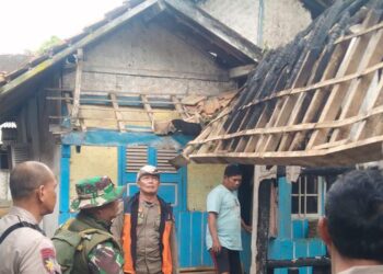 Lupa Matikan Obat Nyamuk Bakar, Rumah Panggung Milik Iroh di Cikelet Garut Ludes Terbakar