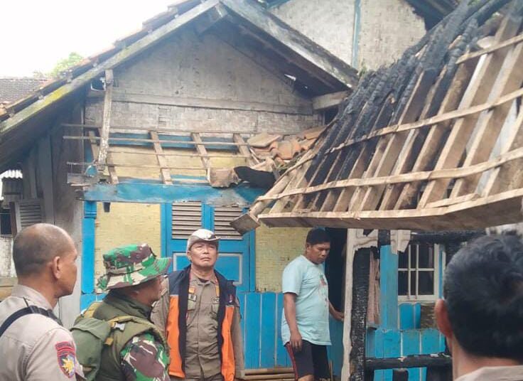 Lupa Matikan Obat Nyamuk Bakar, Rumah Panggung Milik Iroh di Cikelet Garut Ludes Terbakar