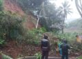 Longsor Tutup Akses Jalan di Pakenjeng Garut, Polisi Pasang Rambu di Lokasi