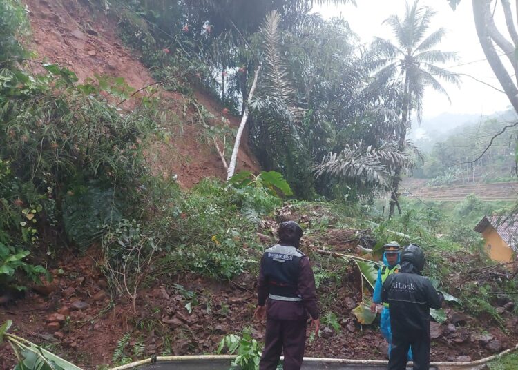 Longsor Tutup Akses Jalan di Pakenjeng Garut, Polisi Pasang Rambu di Lokasi