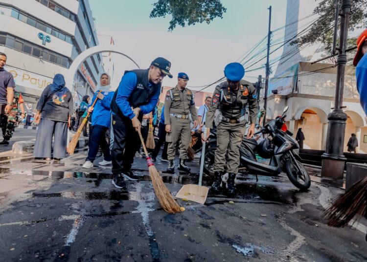 Ribuan Warga Kompak Bebersih Bandung, Wali Kota Farhan: Kebersihan Harus Jadi Gerakan Kolektif