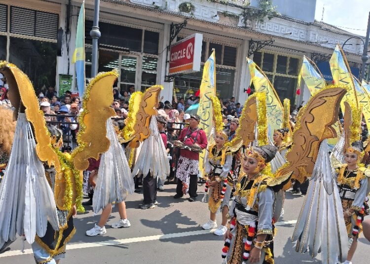 Meski Cuaca Panas, Warga Tetap Antusias Saksikan Kirab Budaya Festival Asia Afrika 2025