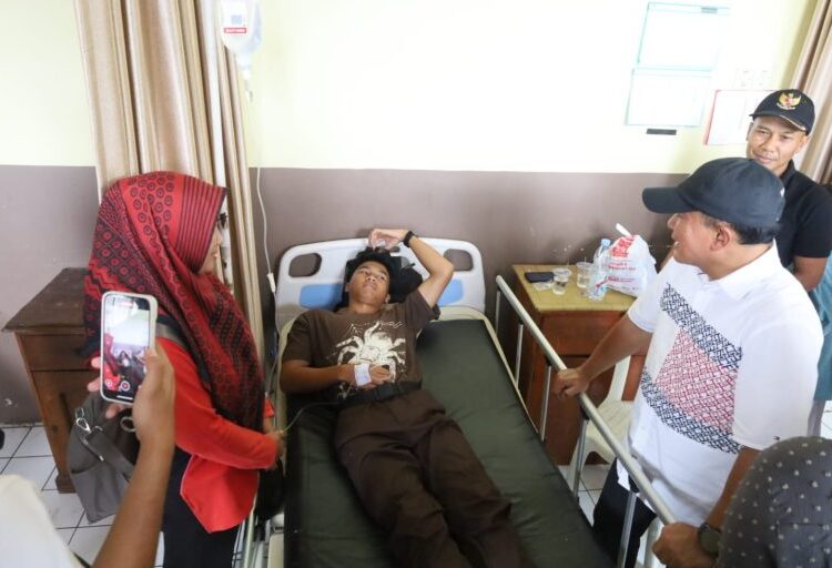 Bupati dan Forkopimda Meninjau Siswa Korban Keracunan MBG di Puskesmas Luragung Kuningan