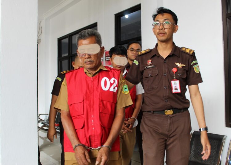 Kejari Kuningan Tahan Kades dan Bendahara Desa Gunungaci, Diduga Selewengkan BLT DD Rp182 Juta