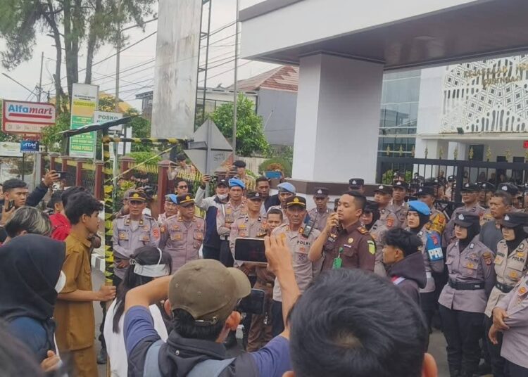 Terkait Dugaan Kasus Proyek Kuningan Ca’ang, Puluhan Mahasiswa Kembali Unjuk Rasa ke Kejari Kuningan