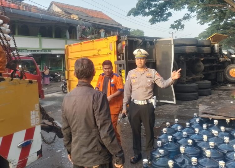 Mobil Box Angkut Air Galon di Rancaekek Loncat ke Pembatas Jalan, Tabrak Pohon, Timpa Bus dan Terguling, 2 Luka, Ini Kronologinya