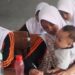 Sambil Gendong Bayi, Siswi SMP Belajar di Kelas