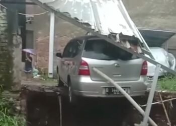Longsor di Cimenyan Kabupaten Bandung, Grand Livina Nyaris Kecebur ke Sungai, Gegara Ini