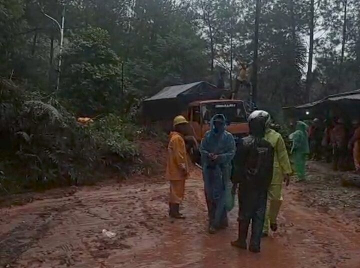 Hujan Deras, Longsor di Gunung Gelap Garut, Jalan Tertutup Material Tanah