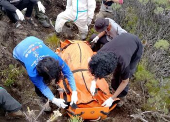 Terkendala Cuaca Ekstrem, Evakuasi Jenazah dari Ciremai Dilakukan Bertahap