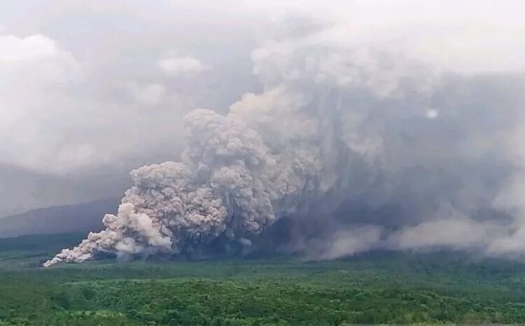 Gunung Semeru Erupsi, Awan Panas Meluncur Sejauh 7 Kilometer