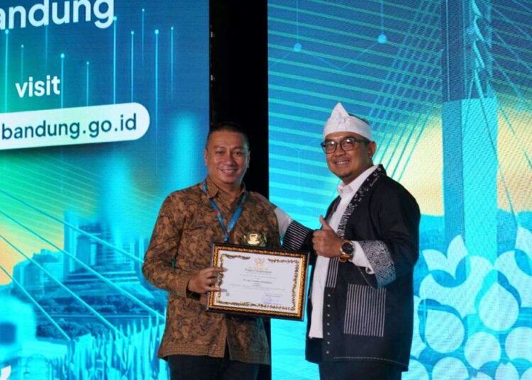 Bio Farma Raih Predikat Pelaku Usaha PMDN Terbaik pada Bandung Investment Summit