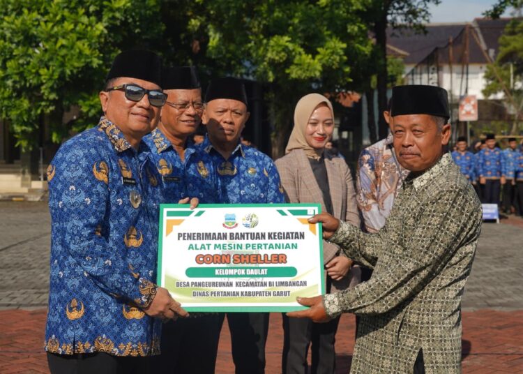 Bupati Garut Serahkan Bantuan Alsintan dan Premi Asuransi Tani