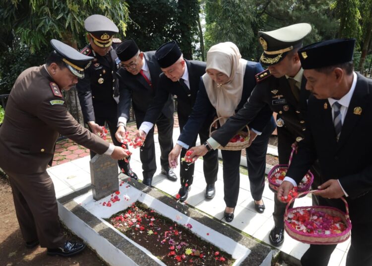 Bupati Ziarah ke TMP Haurduni  Penghormatan kepada Pejuang Kemerdekaan