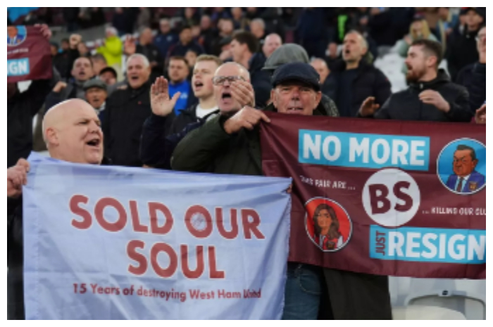 Aksi Duduk 40 Menit! Pendukung West Ham Desak Sullivan dan Brady Angkat Kaki