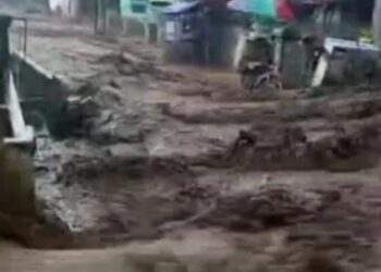 Hujan Deras Melanda Pasar Cisurupan Kaler, Air Tutup Badan Jalan