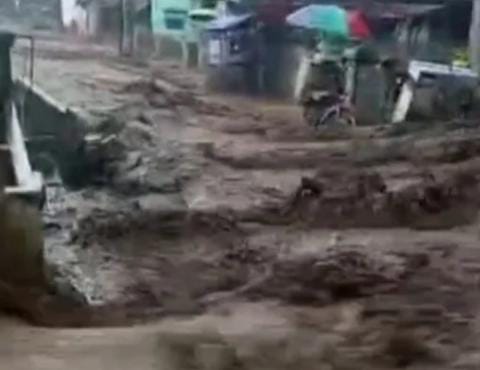 Hujan Deras Melanda Pasar Cisurupan Kaler, Air Tutup Badan Jalan