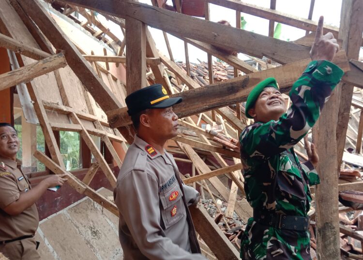 Hujan Deras di Sertai Angin Kencang Robohkan Atap Sekolah SDN 1 Najaten