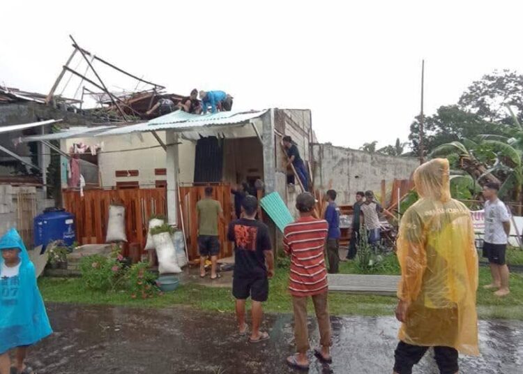 Angin Kencang Terjang Desa Subang Kuningan, 11 Rumah Gentingnya Beterbangan