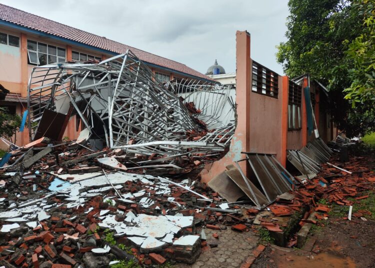 Hujan Deras Disertai Angin Kencang di Bogor, Bangunan SMKN 1 Gunung Putri Ambruk, 44 Siswa Luka