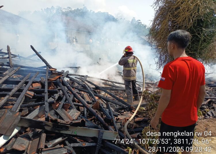 Dua Rumah Panggung di Ciwidey Jadi Abu Diamuk Si Jago Merah