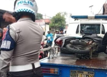Motor Senggol Honda Brio Terjatuh di Tanjungsari, 1 Tewas Tergilas Bus dan 1 Terluka Parah