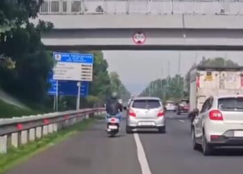 Viral, Pemotor Meluncur dengan Tenangnya di Tol Pasteur