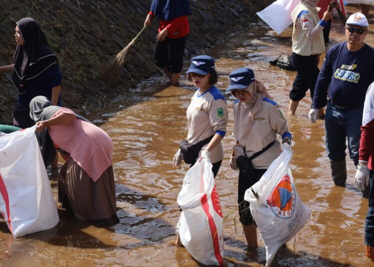 Sampah Berserakan di Sungai Surakatiga Dibersihkan Korpri dan Komunitas Lingkungan