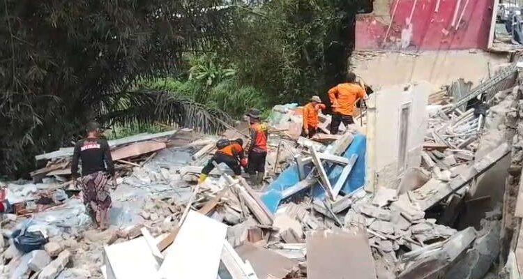 Rumah 2 Lantai Ambruk Nyaris Rata dengan Tanah