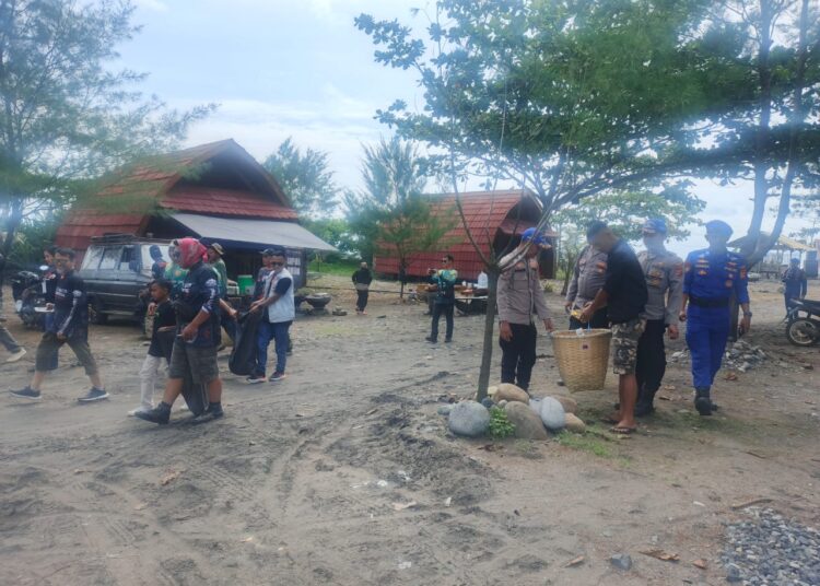 Sambut HUT Polairud ke-75, Satpolairud Polres Garut Gelar Aksi Bersih-bersih Pantai Karang Modang