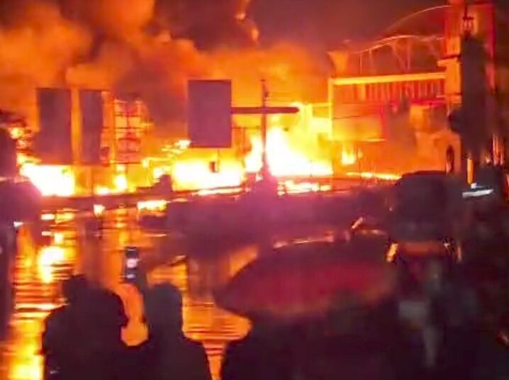 Truk Tangki BBM Terbakar di Cianjur, Pos Polisi dan Ruko Turut Dilumat Si Jago Merah