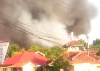 Breaking News: 2 Gudang Garmen PT Maxtex di Cikancung Kabupaten Bandung   Terbakar